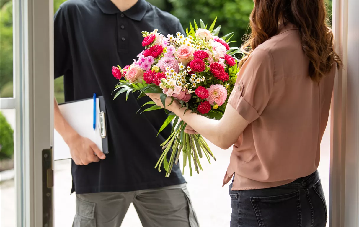 Lieferservice - Lieferant übergibt Blumenstrauß