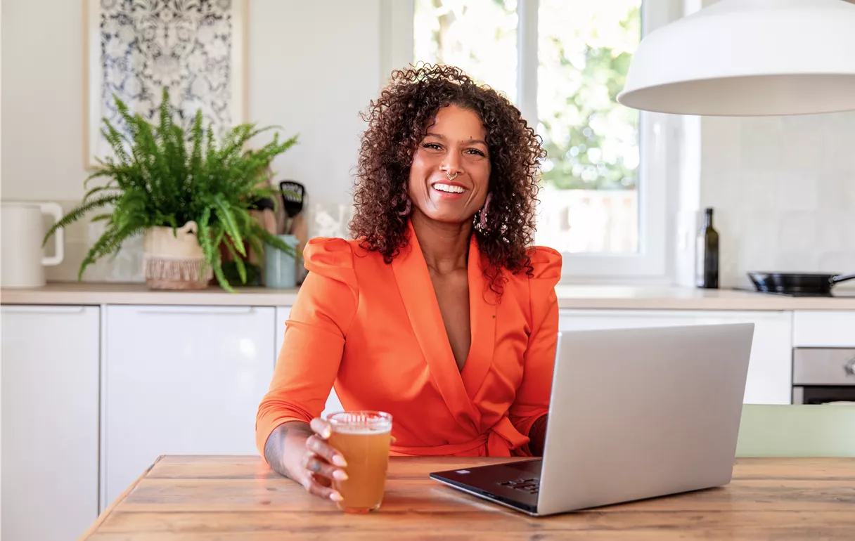 Wohn-Ambiente - Frau im Esszimmer mit Laptop