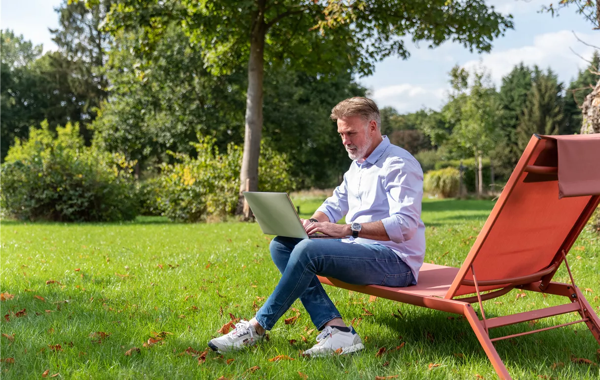 Gartenambiente - Mann mit Laptop