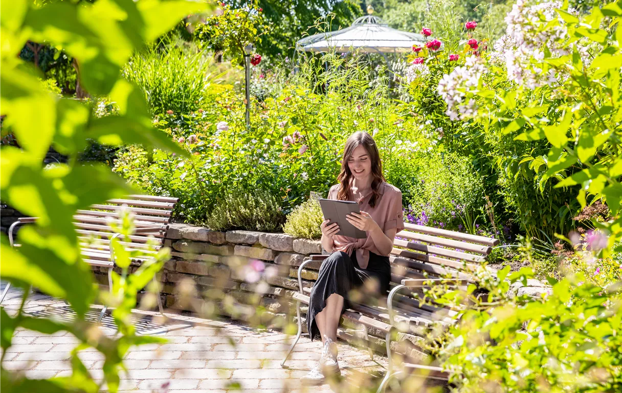 Frau im Garten