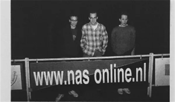 Peter, Edwin & Frank, als 18-jarigen, promoten de eerste website die ze vrijwillig maakten voor hun voetbalvereniging RKVV NAS