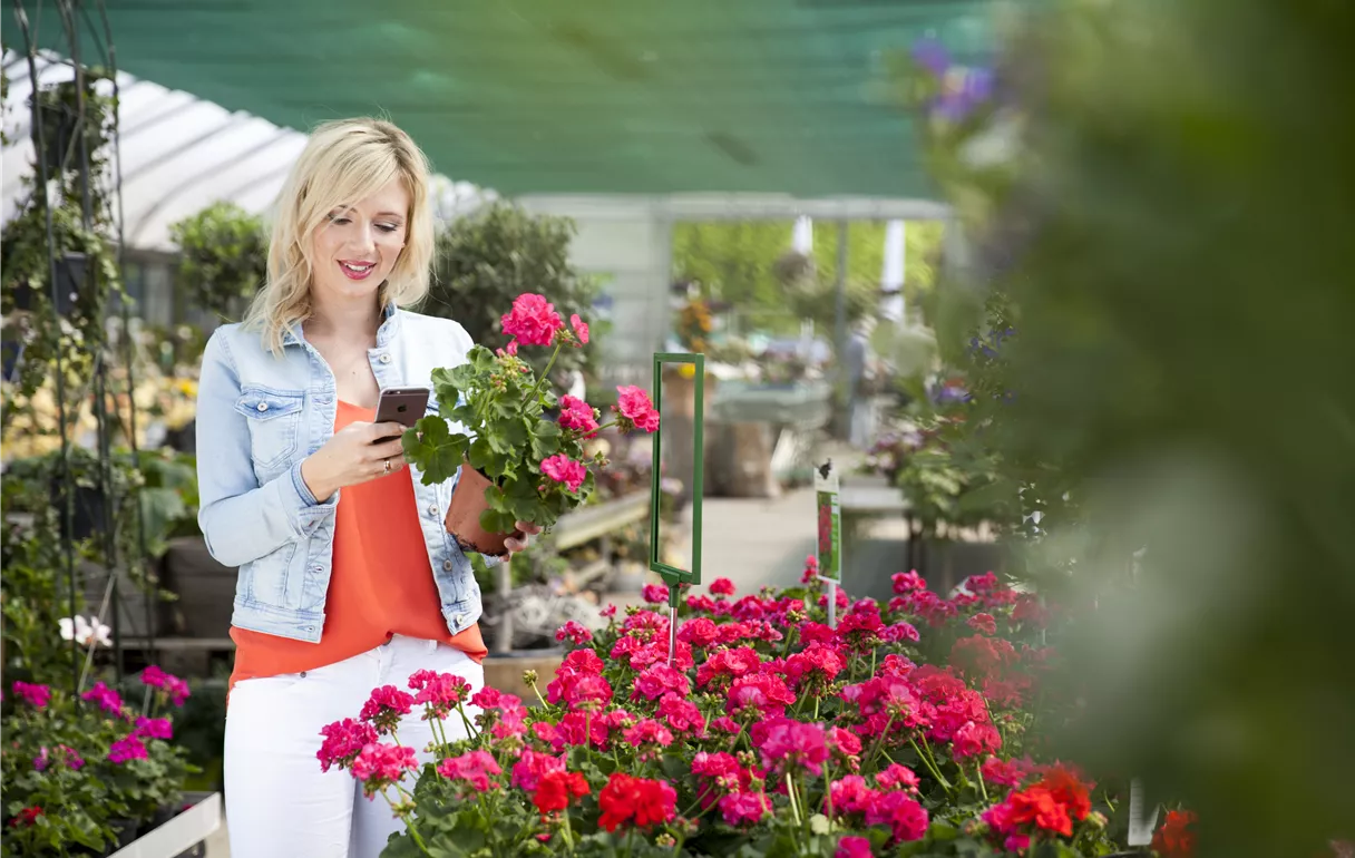 Frau im Gartencenter