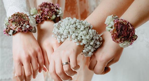 Floristischer Schmuck am Handgelenk