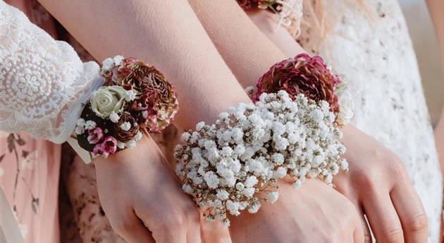 Floristischer Schmuck am Handgelenk