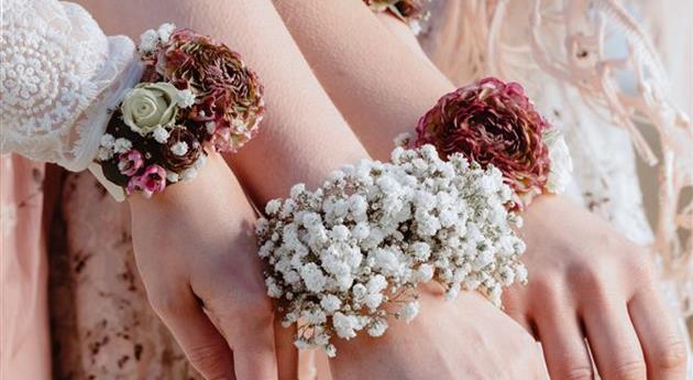 Floristischer Schmuck am Handgelenk