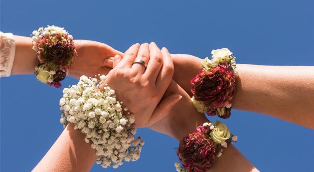 Floristischer Schmuck am Handgelenk