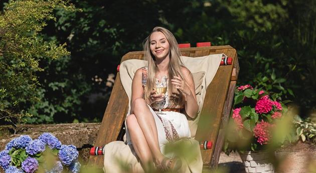 Frau auf Terrasse