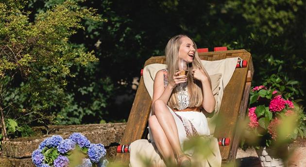 Frau auf Terrasse