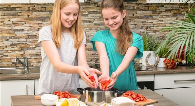 Erdbeermarmelade - Erdbeeren in Topf geben