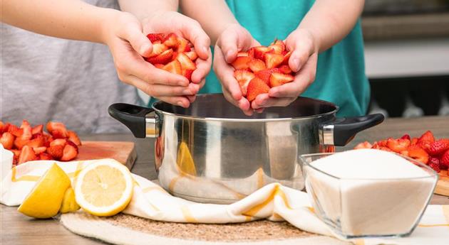 Erdbeermarmelade - Erdbeeren in Topf geben