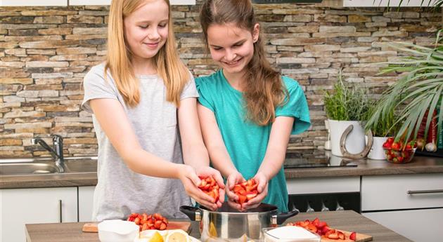 Erdbeermarmelade - Erdbeeren in Topf geben