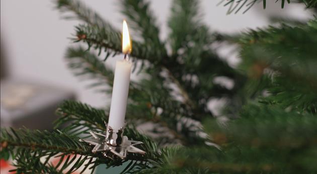 Einen Weihnachtsbaum brandsicher schmücken