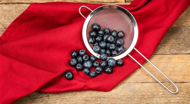 Heidelbeeren im Sieb