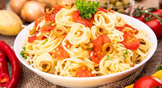 Spaghetti mit Tomaten und Oliven