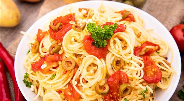 Spaghetti mit Tomaten und Oliven