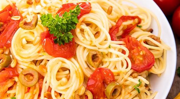 Spaghetti mit Tomaten und Oliven