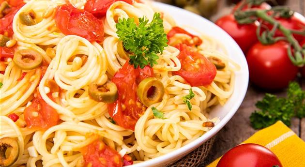 Spaghetti mit Tomaten und Oliven