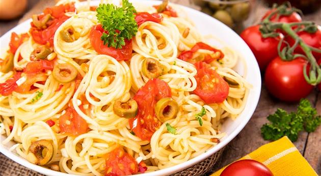 Spaghetti mit Tomaten und Oliven