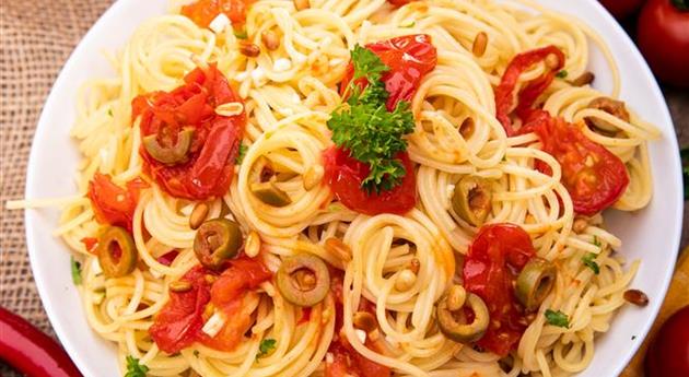 Spaghetti mit Tomaten und Oliven