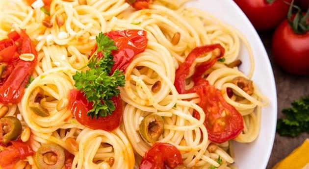 Spaghetti mit Tomaten und Oliven