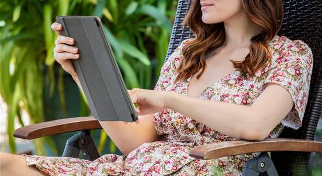 Frau mit Tablet im Garten