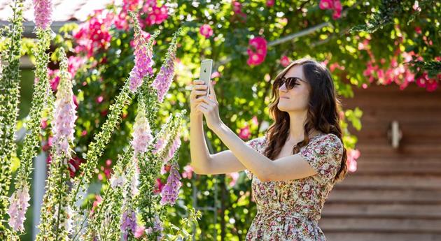 Frau mit Smartphone im Garten