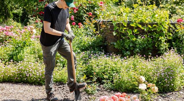 Mann bei der Gartenarbeit