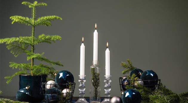 Weihnachtsdeko - Christbaumkugeln, Tannengrün und Kerzen