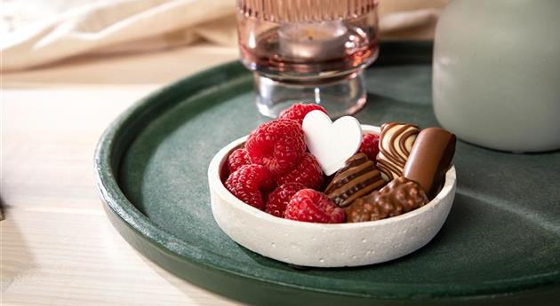 Valentinstag - Herz in Pralinen und Himbeeren