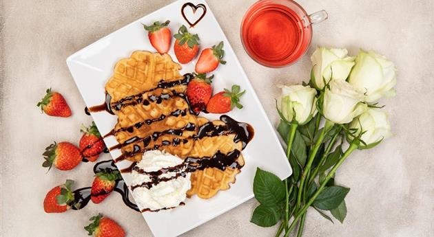 Valentinstag - Rosen und Waffeln mit Erdbeeren