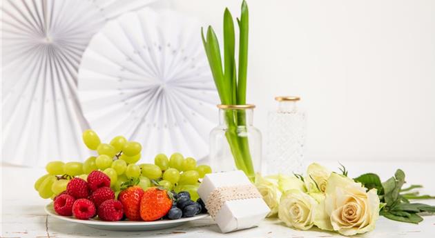 Valentinstag - Obstteller und Rosen mit Geschenk