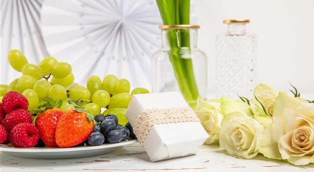 Valentinstag - Obstteller und Rosen mit Geschenk