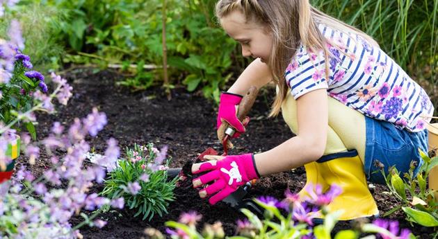 Kind im Garten - Gartenarbeit