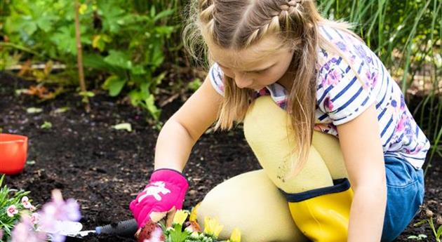 Kind im Garten - Gartenarbeit