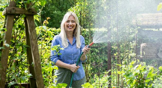 Gartenarbeit mit Gartenschlauch