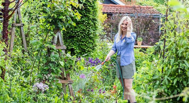 Gartenarbeit mit Gartenschlauch