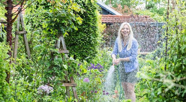 Gartenarbeit mit Gartenschlauch