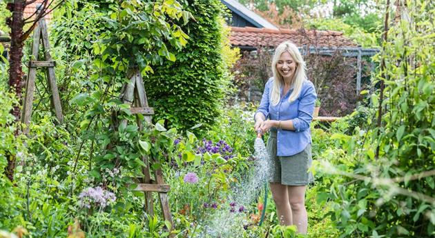 Gartenarbeit mit Gartenschlauch