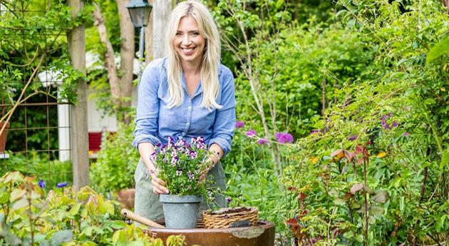 Töpfe bepflanzen im Garten