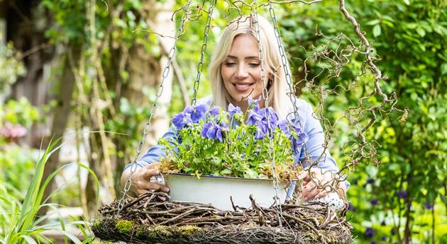 Töpfe bepflanzen im Garten