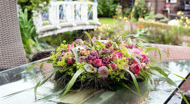 Blumenkranz auf Gartentisch