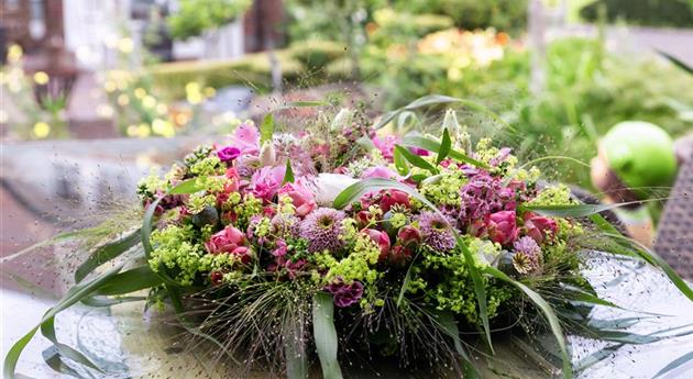 Blumenkranz auf Gartentisch