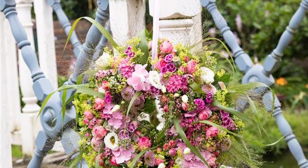 Blumenkranz an Holzbrücke