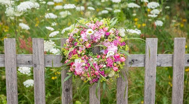 Blumenkranz am Holzzaun