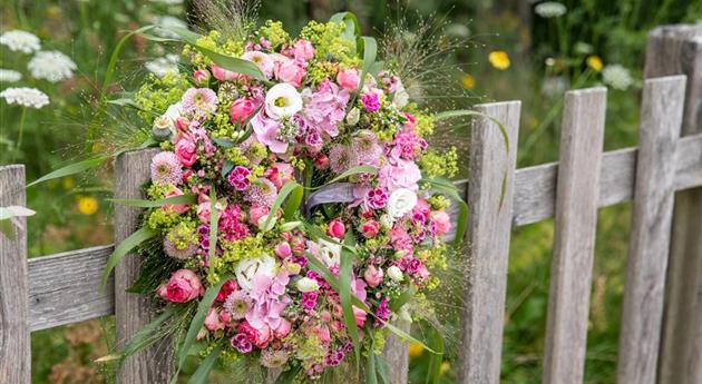 Blumenkranz am Holzzaun