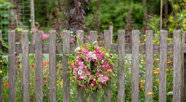 Blumenkranz am Holzzaun