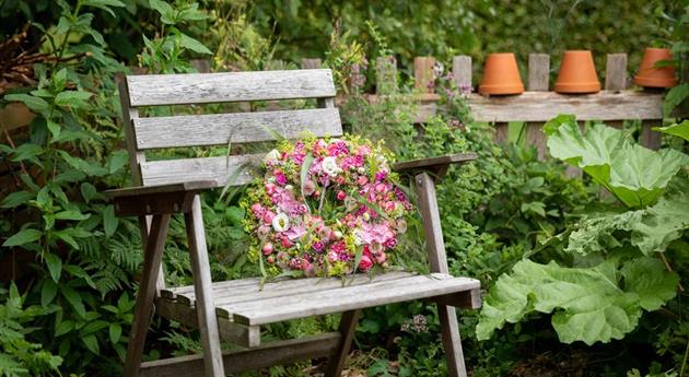 Blumenkranz auf Holzstuhl