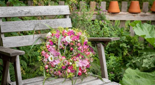 Blumenkranz auf Holzstuhl