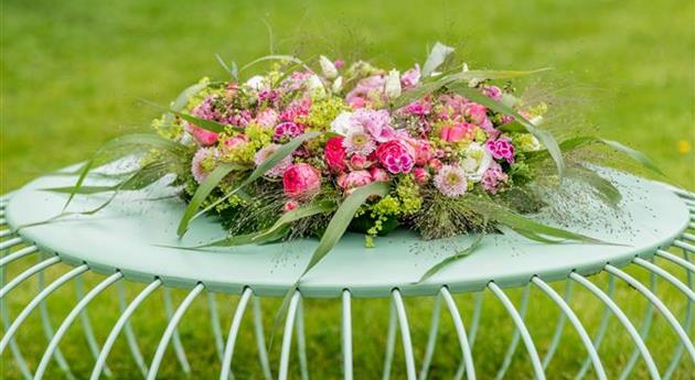 Blumenkranz auf Gartentisch