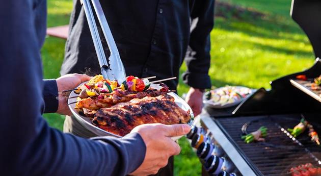 Grillen im Garten - Grillfleisch